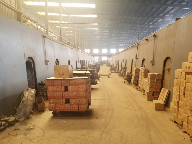 机制木炭出窑作业